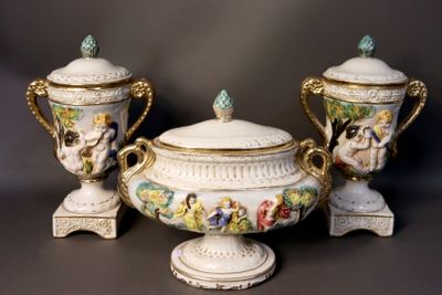 CAPODIMONTE (dans le goût de). Garniture en porcelaine compr…