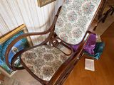 une chaise qui se trouve dans le coin d'une pièce
