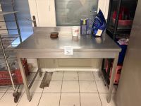 1 table en inox avec dosseret