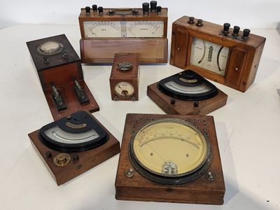 de nombreux types d'horloges exposées sur une table