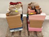 deux cartons contenant des chaussures, posés sur une palette