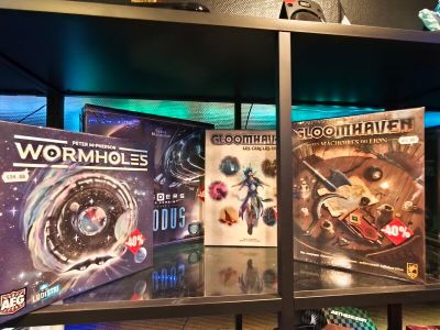 il y a beaucoup de jeux sur les étagères dans la pièce