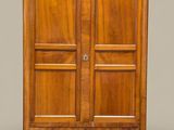 un meuble en bois avec deux portes et un tiroir sur le dessus