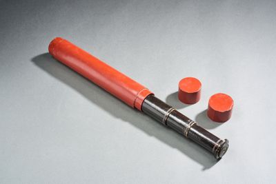 un stylo orange posé sur une table