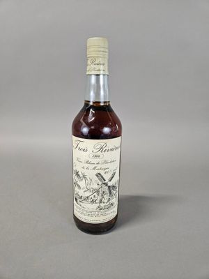 une bouteille de whisky posée sur une table
