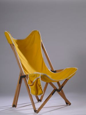 une chaise pliante jaune recouverte d'une couverture jaune