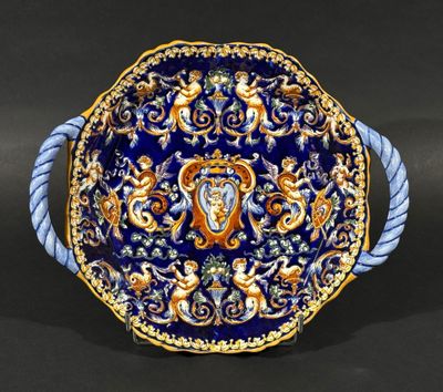 GIEN Plat tripode à section octogonale en faïence émaillée p…