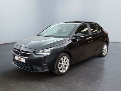 La Toyota Corollant est garée dans une pièce au sol noir.