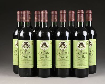 six bouteilles de vin rouge sont alignées