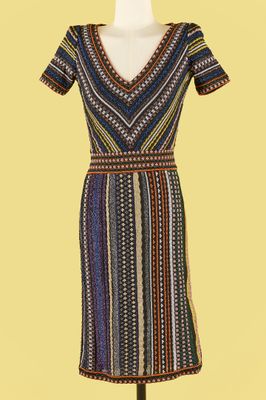 une robe de femme posée sur un mannequin, sur fond jaune