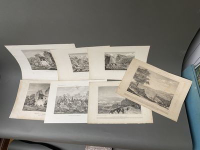 plusieurs photos montrant une pile de vieux livres posés sur une table