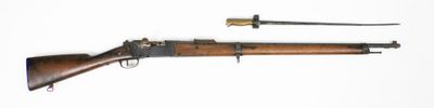 un fusil et un couteau sur fond blanc