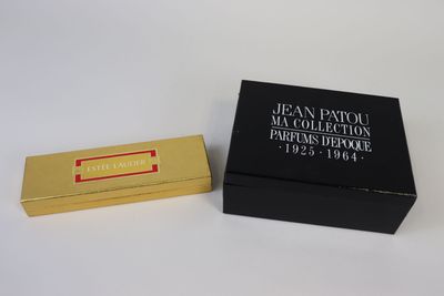 une image représentant une boîte noire avec une étiquette dorée et une boîte noire avec une étiquette dorée
