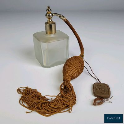 un petit flacon de parfum entouré d'une corde