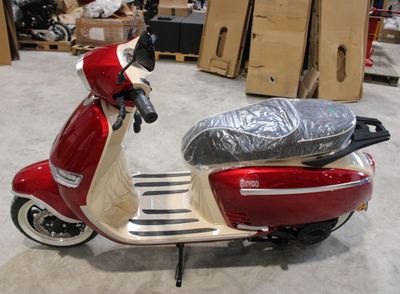 un scooter posé par terre dans une pièce
