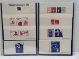 deux photographies encadrées représentant divers timbres, exposées sur une table