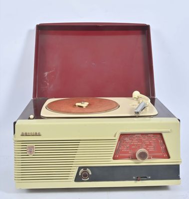 un tourne-disque posé sur un autre vieux tourne-disque