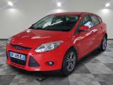 La Ford Focus rouge est garée dans une grande pièce.