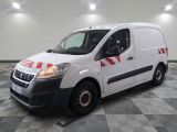 une photo d'une camionnette blanche ornée de rayures rouges et blanches