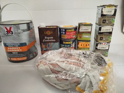 de nombreux pots de peinture et boîtes de conserve sur le comptoir
