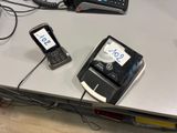 deux téléphones portables posés sur une table