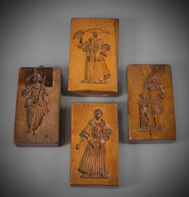 quatre boîtes en bois ornées de sculptures représentant des personnages et des animaux