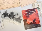 une table sur laquelle sont posés tout un tas de vieux livres