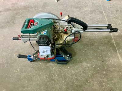 une petite machine posée sur le sol