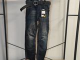 un jean accroché à un portant dans un magasin de vêtements