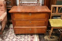 Commode en bois de placage et marqueterie de filets ouvrant …