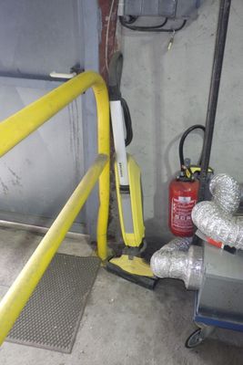 une borne d'incendie placée à côté d'une échelle dans un garage