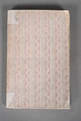 un vieux livre posé sur une table grise