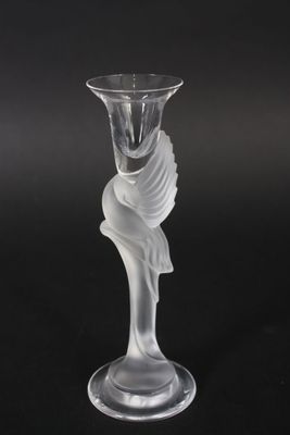 le vase en verre est orné d'un oiseau sur sa tige