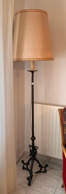 une lampe posée à côté d'une chaise dans une pièce