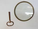 une image représentant une loupe et une clé