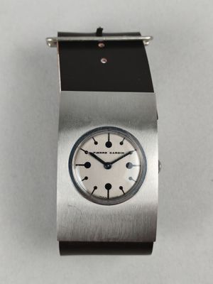 gros plan d'une montre sur une surface blanche