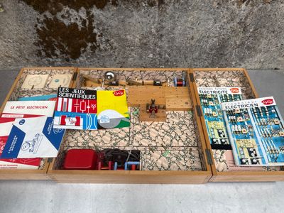 une boîte en bois contenant tout un tas d'objets