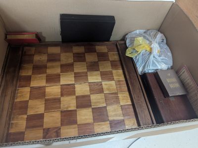 une boîte contenant un échiquier