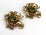 paire de boucles d'oreilles dorées et vertes, ornées de strass et représentant un éléphant