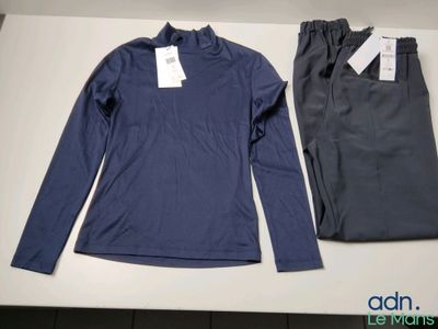 deux vêtements posés l'un à côté de l'autre sur une table