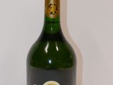 une bouteille de champagne posée sur une table blanche