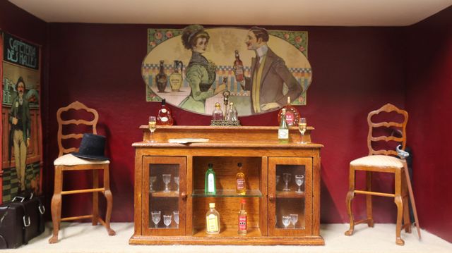 Diorama. Composition miniature, dans une vitrine en bois, vitre e...