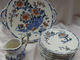 de nombreuses assiettes et tasses sur une table, avec un pichet