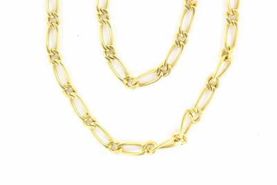 un collier à chaîne plaquée or avec un maillon allongé sur fond blanc