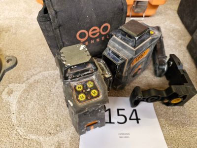 deux montres et un sac par terre
