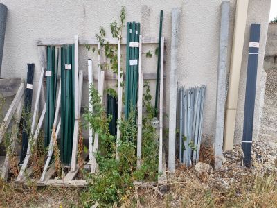 beaucoup de poteaux appuyés contre le mur