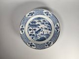 une assiette bleue et blanche sur laquelle figure une image