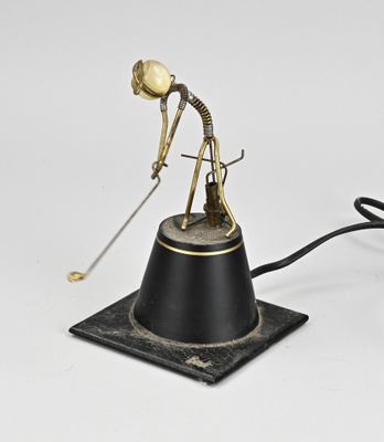 une image représentant une statue d'un homme tenant un club de golf, posée sur un socle noir