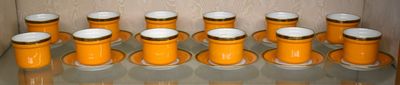 Des bouteilles de jus d'orange sont alignées sur une étagère en verre