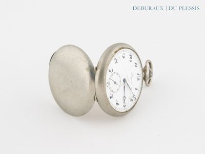 une image d'un gros plan d'une montre sur une surface blanche